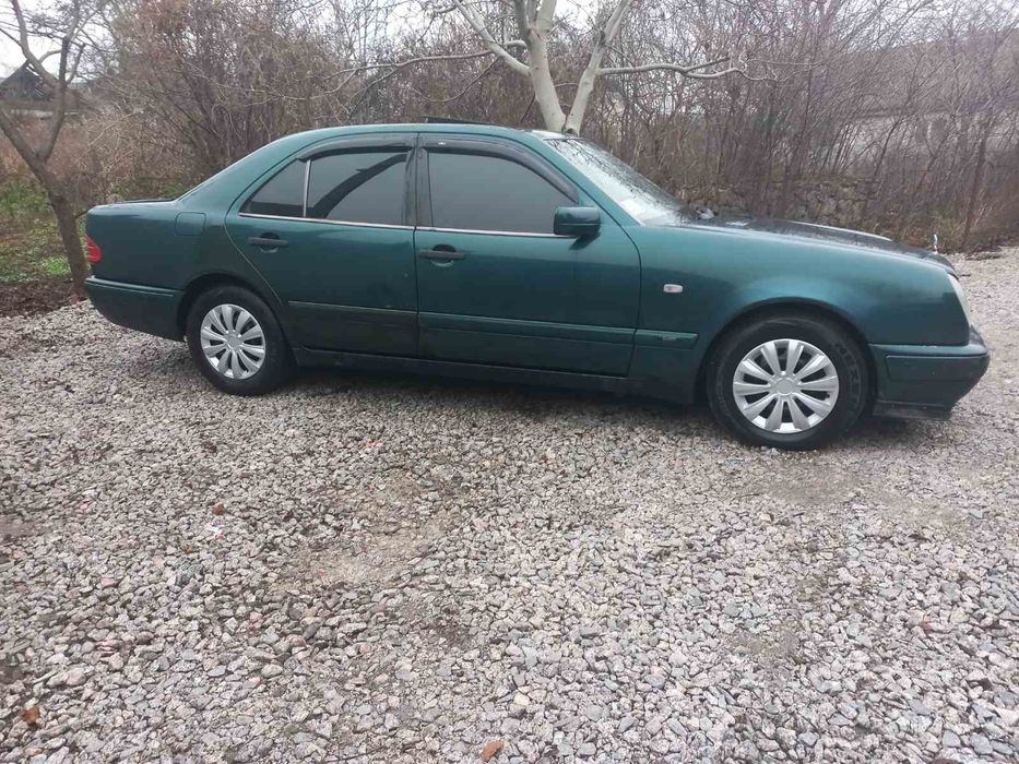 Mercedes-Benz E 210 2.0D