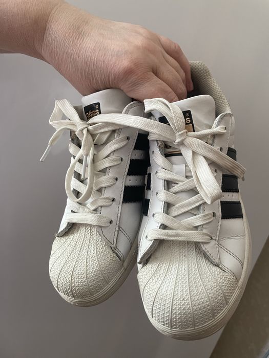 білі кросівки Superstar, стильні та зручні