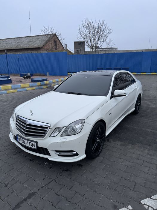 Жодна деталь не фарбована. Капот, крила, передній бампер, фари, пороги в бронеплівці.
Два комплекти дисків г18. Оригінальний AMG пакет і всередині, і зовні, музика harman, панорама, обдування, підігріви, адаптивні фари, бокове підсвічування сліпих зон, авто дальнє світло, електро багажник (можна відкрити і закрити з кнопки).
Мотор 3.0 дизель, економічний, надійний, рідний пробіг 114тис. км 
2 ключи