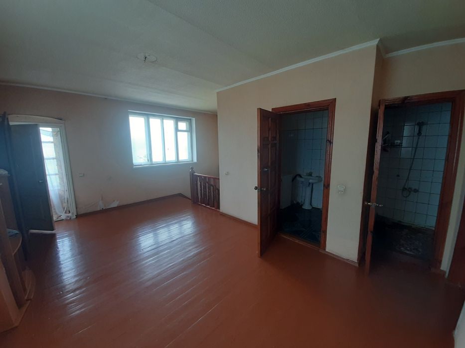 Продам будинок з зручностями іБомбосховищем,5 кімнат