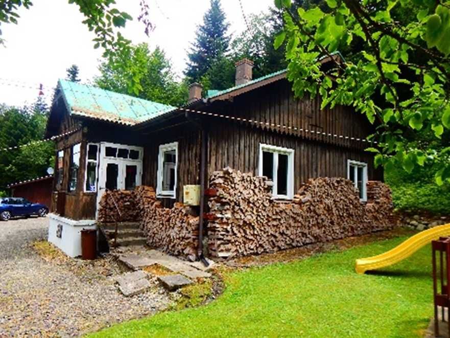 Syndyk sprzeda 37/128 udziału w zabudowanej nieruchomości z sauną w Klimkówce