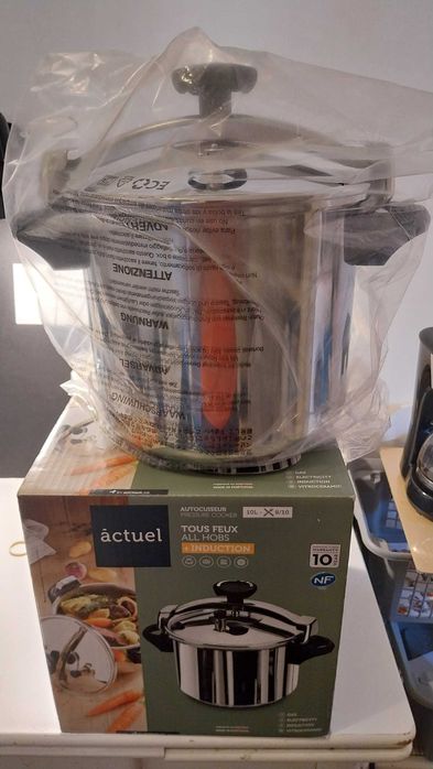 Panela de pressão 10 LTS áctuel, novinha, na caixa, nunca foi usada !