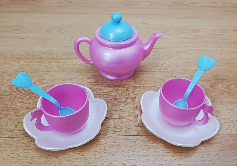 Conjunto de mesa e serviço de chá de brincar