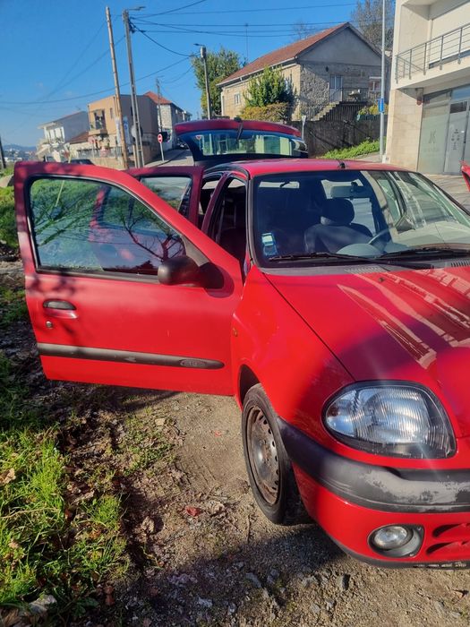Renault Clio 1.2 ano 2000 à gasolina