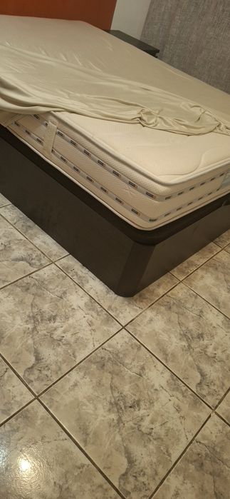 Cama casal com colchão e criados mudos