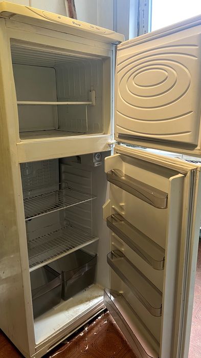 Холодильник, морозильна камера