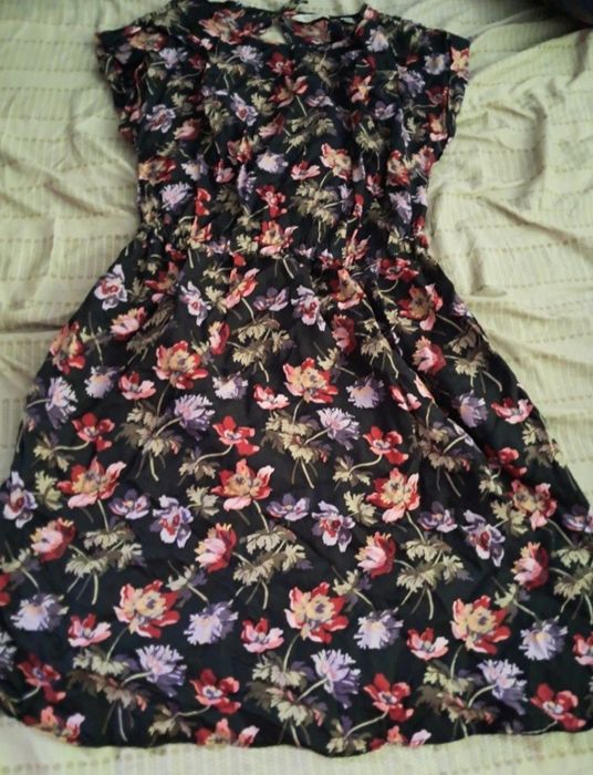 Сукні дві  гарні