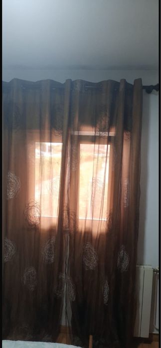 Cortinas Roxas e Castanhas