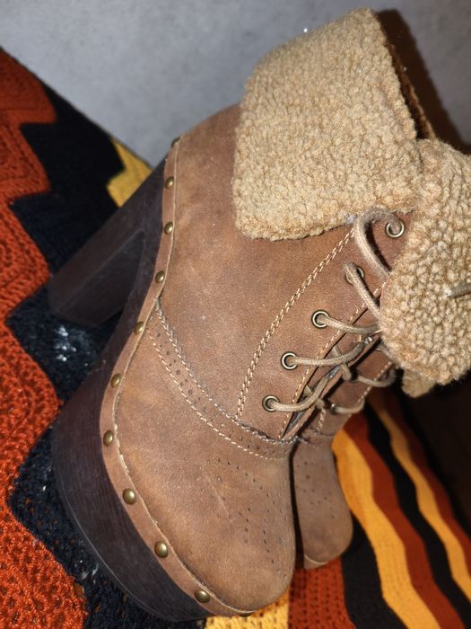 Botas com pêlo de volta