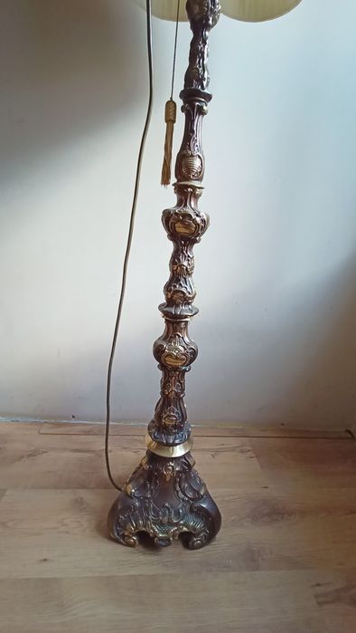 Stara lampa podłogowa z mosiądzu.