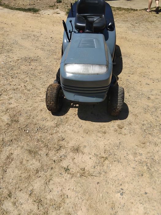 Trator corta relva com 15,5cv