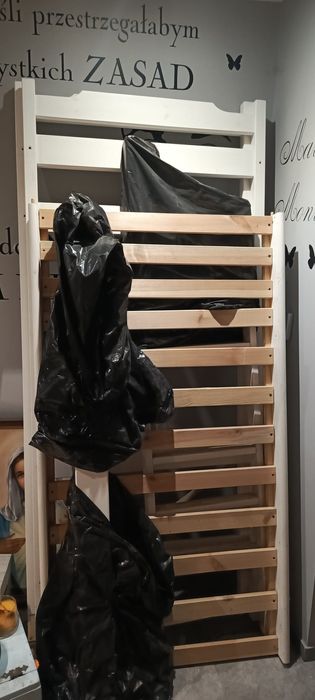 Łóżko piętrowe na antresoli.