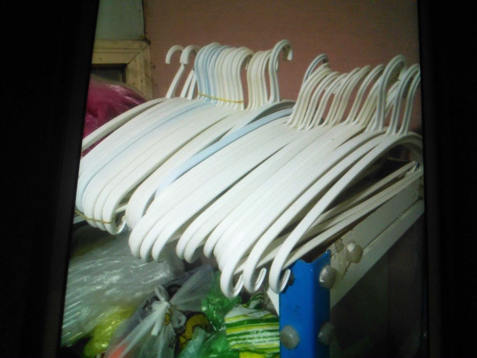 Вішалки для одягу пластикові