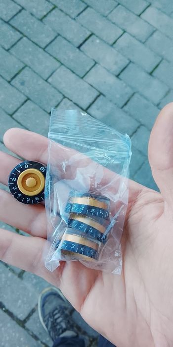 4 Gibson-Style Guitar Potentiometer Knobs436002098900510723