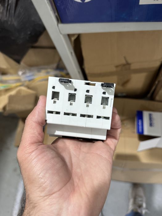 Eaton FRBm6-C10/3N/03 (código 170948), um RCBO trifásico + neutro, 10 A, curva C, diferencial 300 mA.
