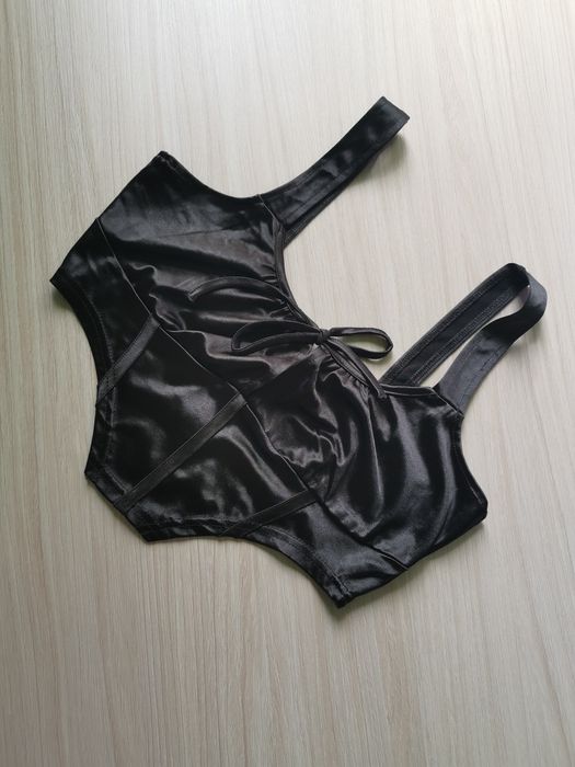 Czarny Crop top gorsetowy satynowy miękki bez usztywnień ASOS alternative y2k SWAG opium coquette