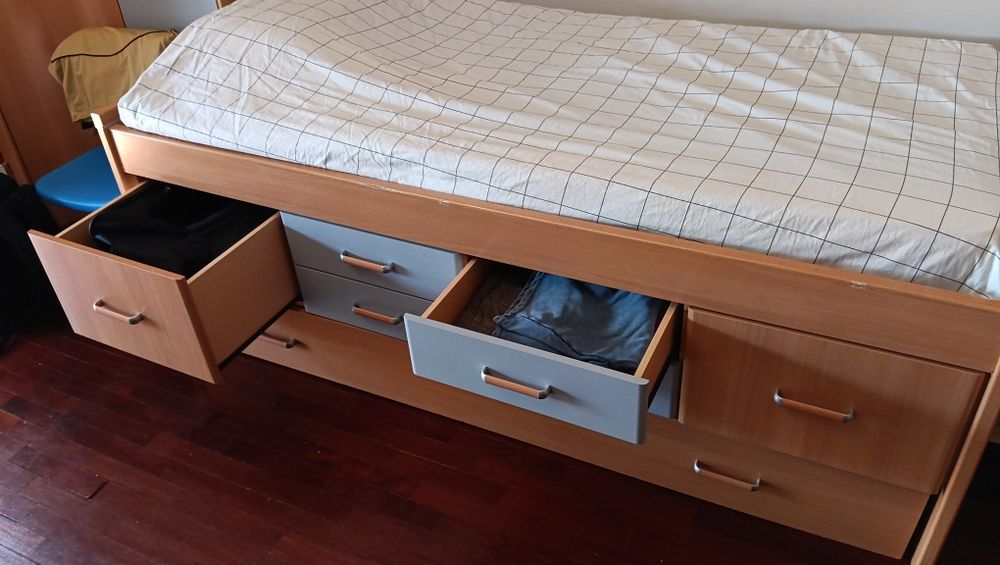 Cama e roupeiro solteiro