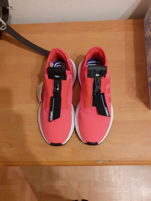 Różowe buty adidas