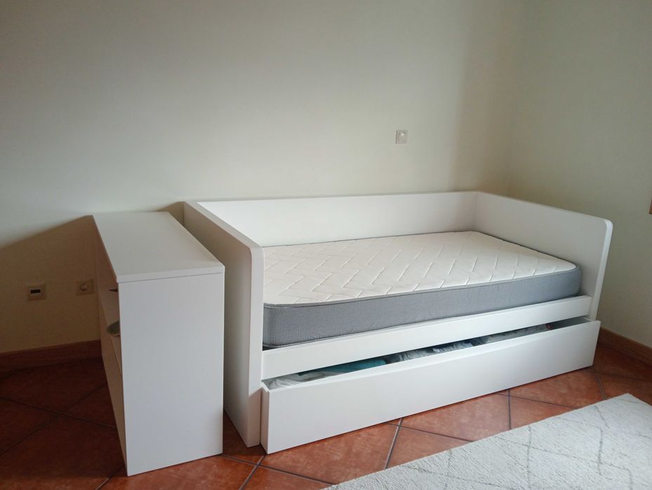 2 Camas individuais, estrados, colchões e estantes