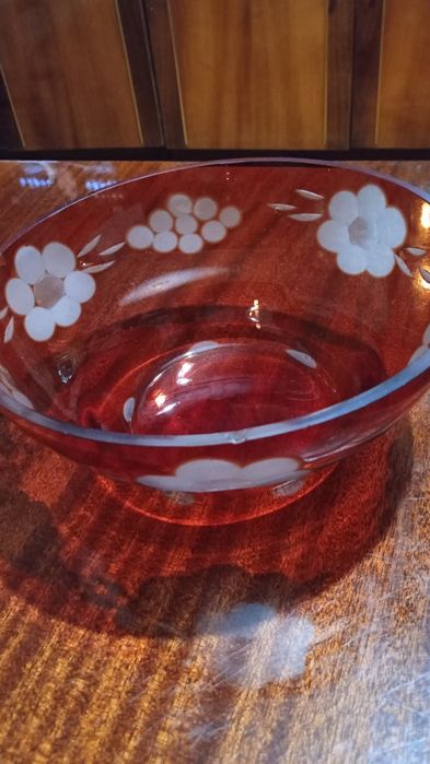 Салатницу из красного стекла