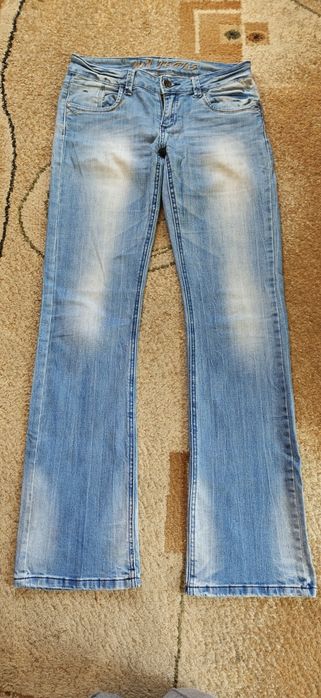 Jeansy z rozszerzaną nogawką