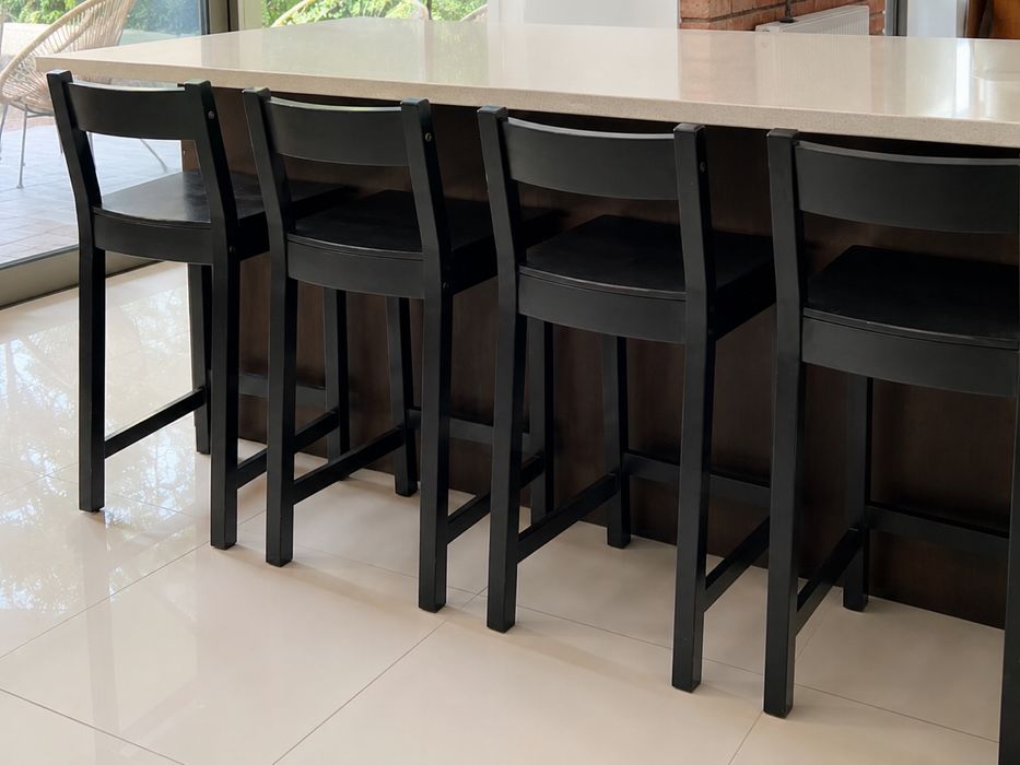 4 bancos/cadeiras de bar em madeira preta