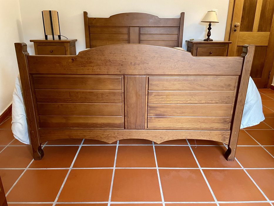 Cama de casal em madeira maciça + colchão 190x140cm - excelente estado