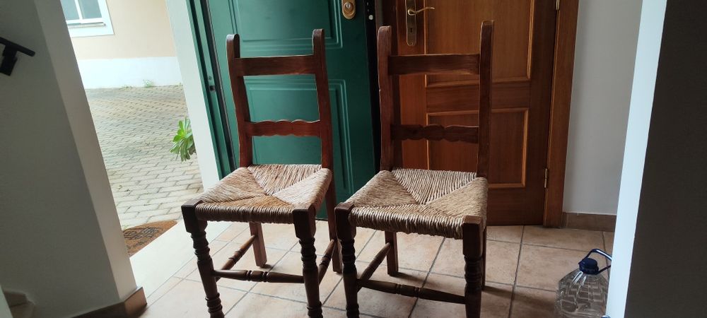 Cadeiras rústicas em palhinha