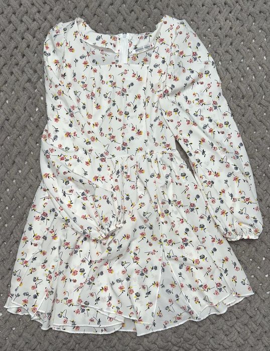 Біла сукня в квіточку