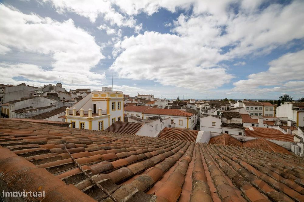 Edifício amplo com 30 salas e elevador em Évora