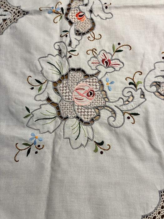 Toalha bordada portuguesa com 12 guardamapos