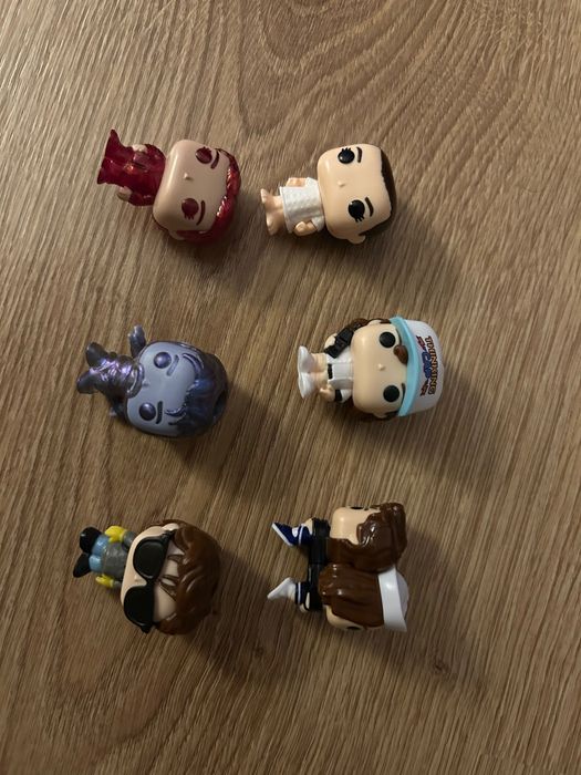 Troco bonecos kinder joy stranger things