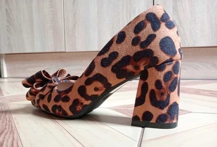 Buty na obcasie w panterkę r. 36