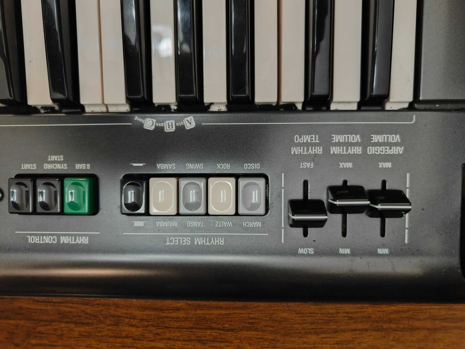 Orgão + Banco YAMAHA, modelo CN - 70