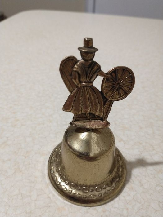 Mosiężny dzwonek kobieta w sukni 10.5 cm wysokość