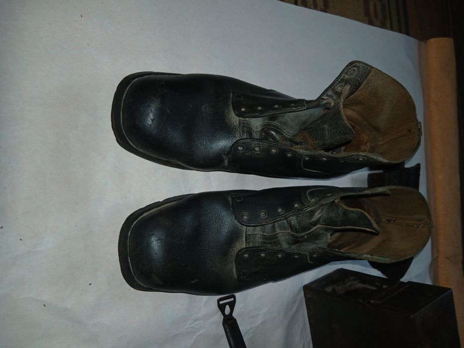 Газ бак ,саперна лопатка  і ботінки.