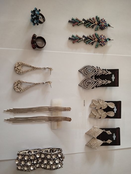 Seis pares de brincos novos, pulseira e anéis