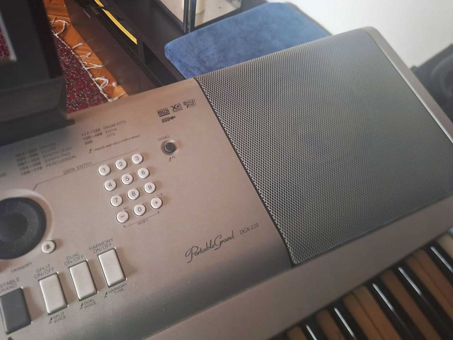 Teclado YAMAHA DGX 220 - Impecável