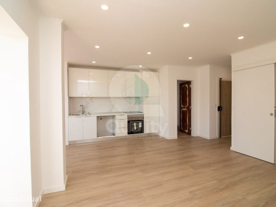 Apartamento T3 Totalmente Renovado - Rua principal da Avenida do Bo...