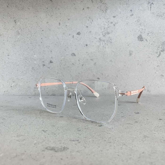 Oprawki okularowe do wymiany na szkła korekcyjne.