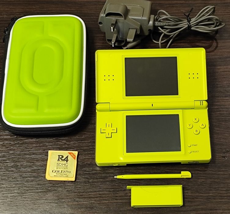 Nintendo DS Lite + флешкартридж R4