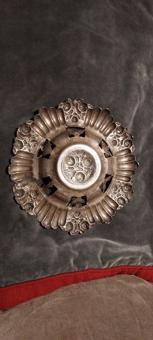 salvas e trinchantes em prata contrastados