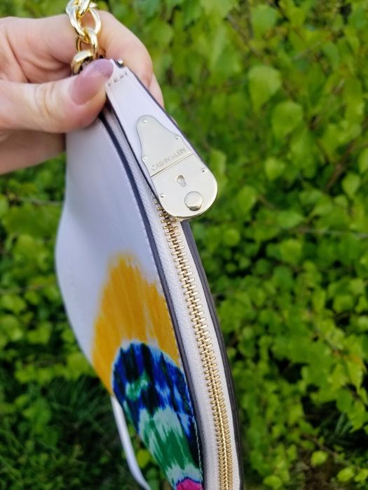 крос-боді Calvin Klein Lock Tie Dye
​Оригінал. Трендовий літній принт Tie-Dye