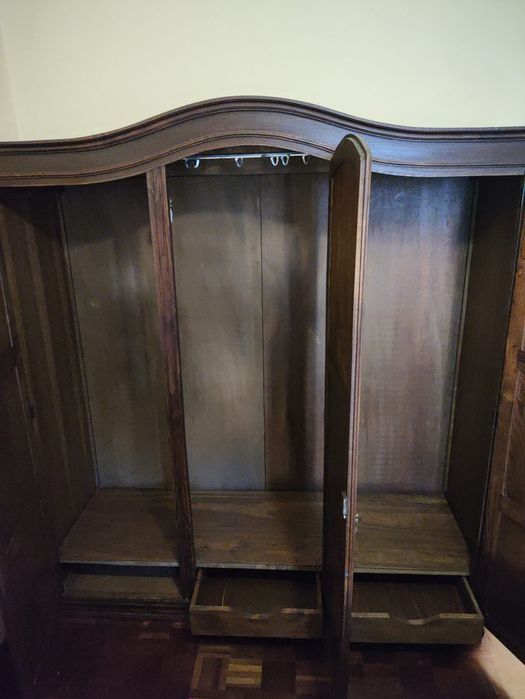 Armário roupeiro antigo