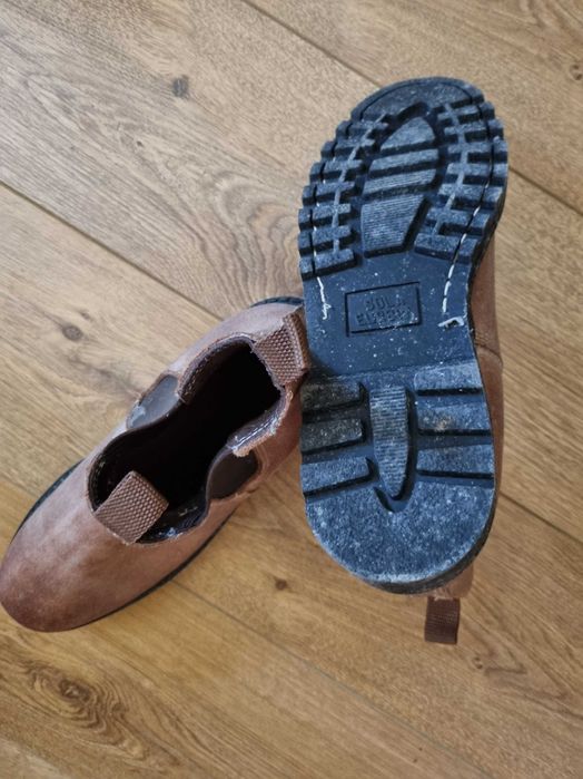Botas de homem novas de cabedal