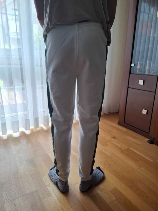 Spodnie joggery lacoste