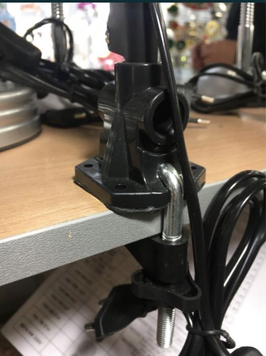 Настольна лампа біла на струбцині МТ-074