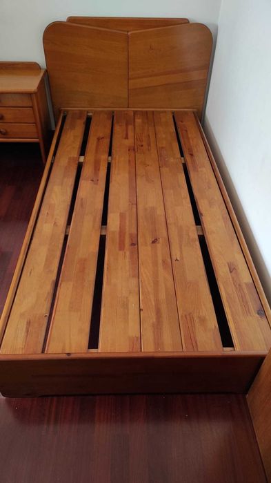 Conjunto de quarto Saint Clair — cama, mesinha e espelho