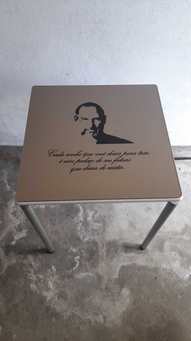 4 mesas com 16 cadeiras, personalizada com grandes figuras desenhadas.