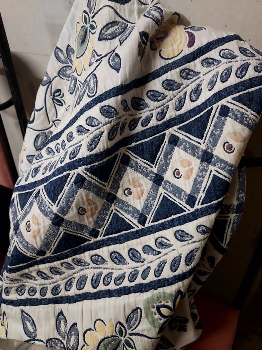 Full-and-Half Bedspread with Blue Patterns433491195839784961